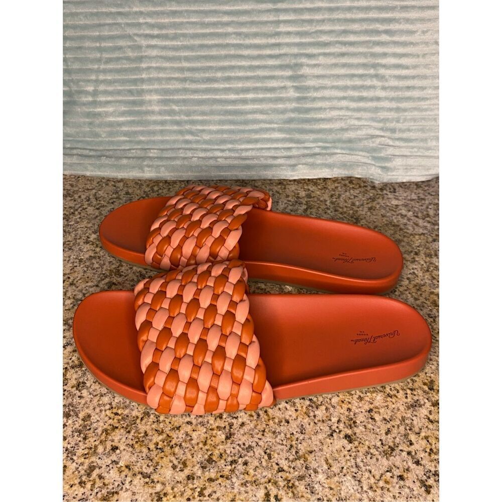 ✅Universal Thread tan woven slides